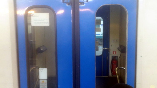 Tre atti di vandalismo stamane sui treni regionali: vetri dei finestrini e delle porte di accesso distrutti (Foto)