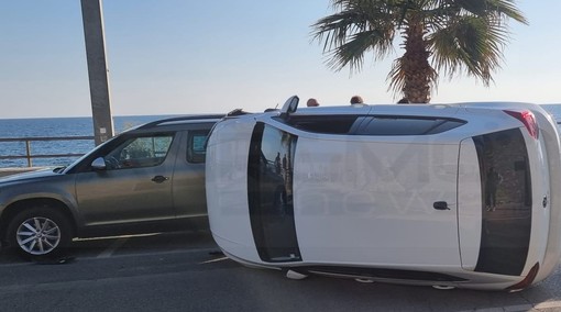 Santo Stefano al Mare: perde il controllo dell'auto e finisce sul fianco, nessuno ferito (Foto)