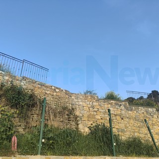 Imperia: esce fuoristrada con l'auto in via Fanny Roncati Carli, 80enne se la cava nonostante i danni all'auto (Foto)