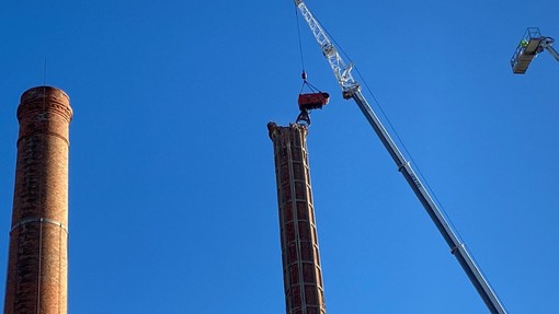 Imperia, iniziate le operazioni di demolizione della ciminiera delle ex Ferriere Imperia, iniziate le operazioni di demolizione della ciminiera delle ex Ferriere
