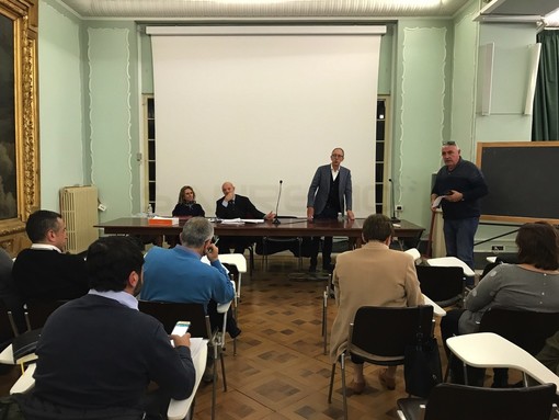 La riunione di Rivieracqua nella Sala degli Specchi di Palazzo Bellevue La riunione di Rivieracqua nella Sala degli Specchi di Palazzo Bellevue