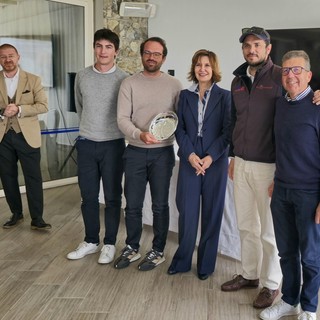 Successo e ricordo al Trofeo Gianni Cozzi: Zaoli trionfa nella vela, l'evento unisce sport e memoria