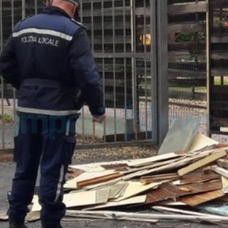 Diano San Pietro: abbandono di rifiuti ingombranti vicino ad una scuola, 38enne denunciato dalla Municipale (Foto)