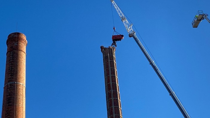 Imperia, iniziate le operazioni di demolizione della ciminiera delle ex Ferriere Imperia, iniziate le operazioni di demolizione della ciminiera delle ex Ferriere