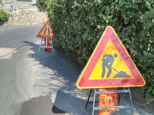 Diano Gorleri: rottura dimenticata lungo la strada che porta a Oneglia, un lettore "Da due mesi in queste condizioni pericolosissime" (Foto)