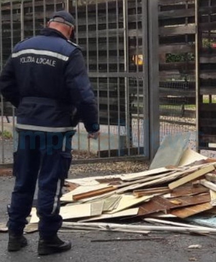 Diano San Pietro: abbandono di rifiuti ingombranti vicino ad una scuola, 38enne denunciato dalla Municipale (Foto)