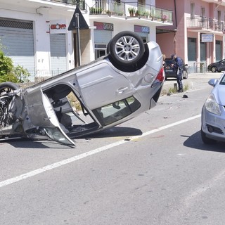 Riva Ligure: si capotta con l'auto dopo aver preso il cordolo, conducente lievemente ferito (Foto)