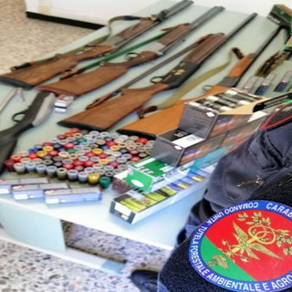 Taggia: 62enne bracconiere sparava di notte, in casa fucili e munizioni illegali in una stanza dell'orrore