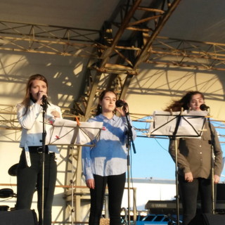 La band Red Hot Chilli Iezzi del Liceo Cassini di Sanremo ieri al Molo delle Tartarughe di Diano Marina (Foto) La band Red Hot Chilli Iezzi del Liceo Cassini di Sanremo ieri al Molo delle Tartarughe di Diano Marina (Foto)