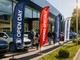 Bandiere pubblicitarie per concessionarie: come aumentare visibilità e attenzione nello showroom Bandiere pubblicitarie per concessionarie: come aumentare visibilità e attenzione nello showroom