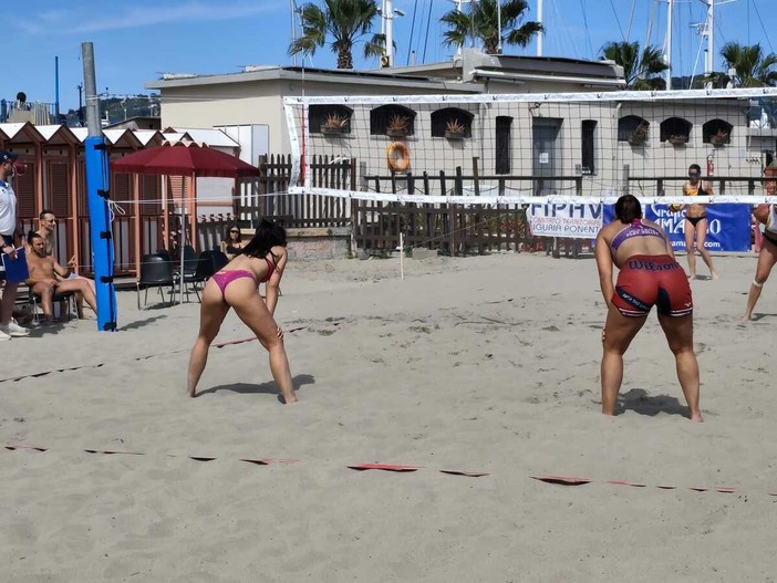 BEACH VOLLEY. Alla Spiaggia d’Oro le universitarie torinesi conquistano tutti e tre i gradini del podio