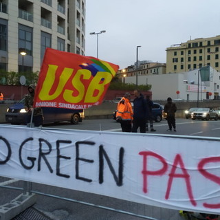 Genova: torna la protesta per i 'Green pass', sciopero Usb e blocco dei varchi portuali di San Benigno e Albertazzi (Foto e Video)