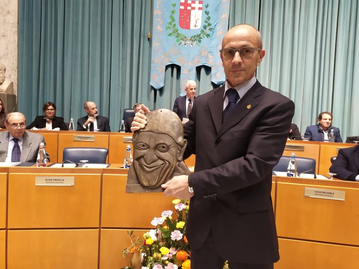 L'opera mostrata al Consiglio da un messo comunale L'opera mostrata al Consiglio da un messo comunale