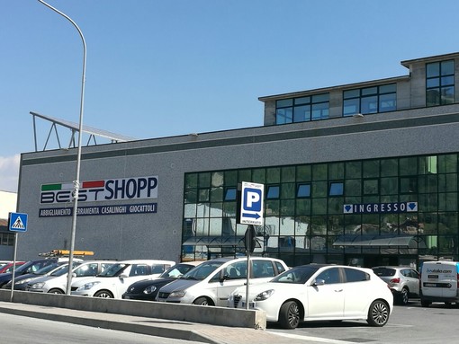 Uno degli store gestiti da imprenditori cinesi Uno degli store gestiti da imprenditori cinesi