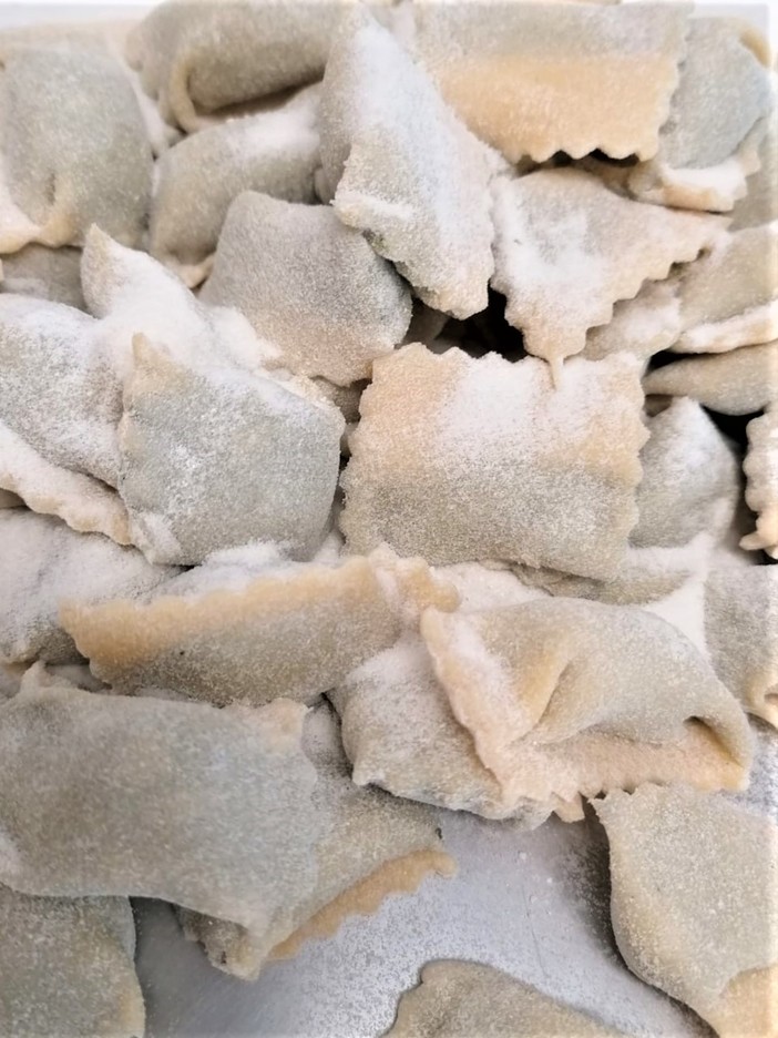 La Bottega di Bajardo: un team di donne recupera la cucina tradizionale dell’entroterra. La Bottega di Bajardo: un team di donne recupera la cucina tradizionale dell’entroterra.