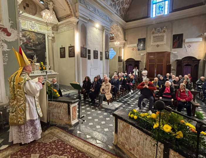 Fede e vicinanza a Borgomaro, il vescovo Mario Oliveri in visita agli anziani della Orengo-Demora