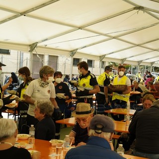 Taggia: distribuiti 600 pasti agli sfollati e ai volontari presenti al centro di accoglienza (Foto e Video)