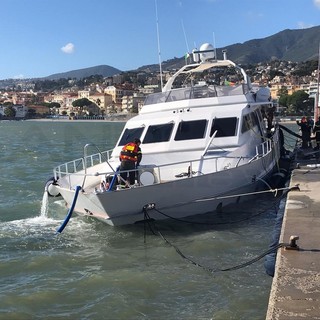 Sanremo: vento forte e mare in tempesta, yacht imbarca acqua in navigazione e rischia di affondare (Foto e Video)