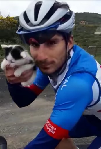 Il bel gesto del velocista dianese Bonifazio: recupera un gattino abbandonato portandolo a casa con sé (Video)