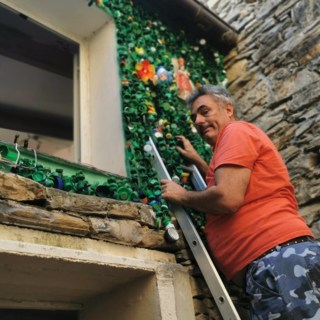 L’artista svizzero Bertrand Cazenave trasforma l'esterno di una casa di Lucinasco in un’opera d’arte ecologica L’artista svizzero Bertrand Cazenave trasforma l'esterno di una casa di Lucinasco in un’opera d’arte ecologica