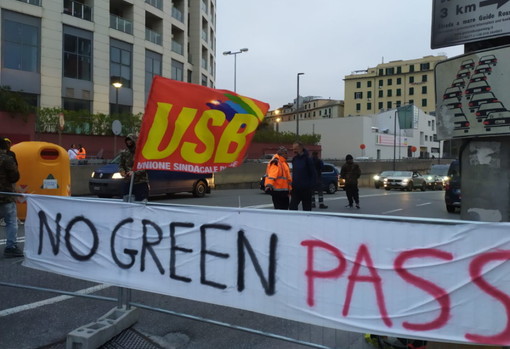 Genova: torna la protesta per i 'Green pass', sciopero Usb e blocco dei varchi portuali di San Benigno e Albertazzi (Foto e Video) Genova: torna la protesta per i 'Green pass', sciopero Usb e blocco dei varchi portuali di San Benigno e Albertazzi (Foto e Video)