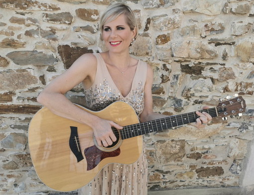 Il mare di Imperia nel nuovo videoclip di Chiara Ragnini: il ritorno della cantautrice di Lingueglietta (Video)