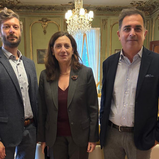 Il direttore Agata con l’ambasciatrice Rosini e Luca Cavinato, vice segretario generale della Camera di Commercio italiana in Danimarca Il direttore Agata con l’ambasciatrice Rosini e Luca Cavinato, vice segretario generale della Camera di Commercio italiana in Danimarca