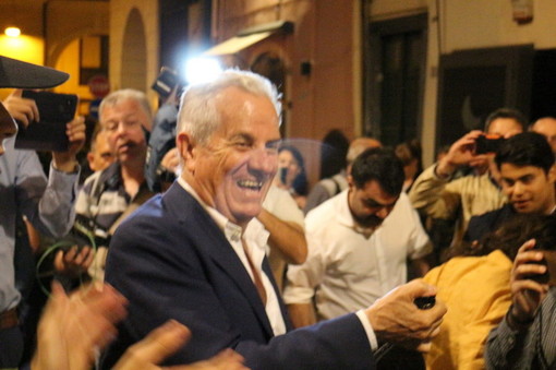 Lui è tornato: la notte del neo Sindaco di Imperia Claudio Scajola in 15 fotografie, dall'attesa alla festa (Foto) Lui è tornato: la notte del neo Sindaco di Imperia Claudio Scajola in 15 fotografie, dall'attesa alla festa (Foto)