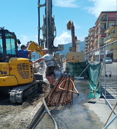 Ventimiglia: trivella buca la condotta del Roya 1 sul lungomare, riparazione in corso ma probabili disservizi in provincia (Foto e Video)