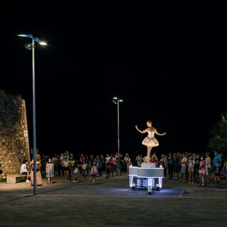 San Bartolomeo al Mare: ‘Festa Europea della Musica’, un pianista e una ballerina hanno attraversato il Lungomare delle Nazioni