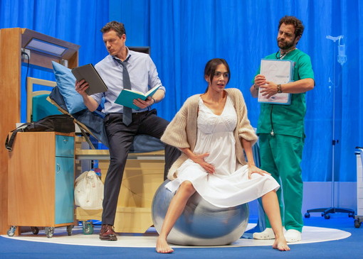 Rocío Muñoz Morales, Giorgio Lupano e Gabriele Pignotta in 'Contrazioni pericolose' al teatro del Casinò di Sanremo