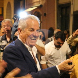 Lui è tornato: la notte del neo Sindaco di Imperia Claudio Scajola in 15 fotografie, dall'attesa alla festa (Foto) Lui è tornato: la notte del neo Sindaco di Imperia Claudio Scajola in 15 fotografie, dall'attesa alla festa (Foto)