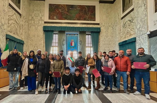 Imperia, oggi primo giuramento del nuovo anno: 24 neo-cittadini italiani provenienti da 4 continenti diversi Imperia, oggi primo giuramento del nuovo anno: 24 neo-cittadini italiani provenienti da 4 continenti diversi