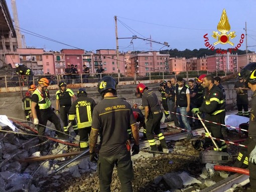 Genova: notte di lavoro per i soccorritori in Val Polcevera, la Liguria si è svegliata pensando alla tragedia di ieri (Foto e Video) Genova: notte di lavoro per i soccorritori in Val Polcevera, la Liguria si è svegliata pensando alla tragedia di ieri (Foto e Video)
