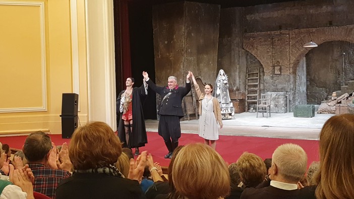 Grande successo sabato sera per la pièce “Mettici la mano” di Maurizio De Giovanni Grande successo sabato sera per la pièce “Mettici la mano” di Maurizio De Giovanni