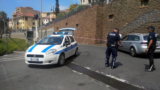 Imperia: cede una grata all'ex passaggio a livello di Porto Maurizio, intervento della Municipale (Foto) Imperia: cede una grata all'ex passaggio a livello di Porto Maurizio, intervento della Municipale (Foto)