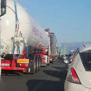 Nuova mattinata di follia e code sulle autostrade: Toti "Incompetenza e maleducazione incombono su di noi" Nuova mattinata di follia e code sulle autostrade: Toti "Incompetenza e maleducazione incombono su di noi"