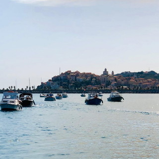 Imperia, festeggiamenti di Sant'Antonio: processione con imbarcazioni e posa in mare corona alloro