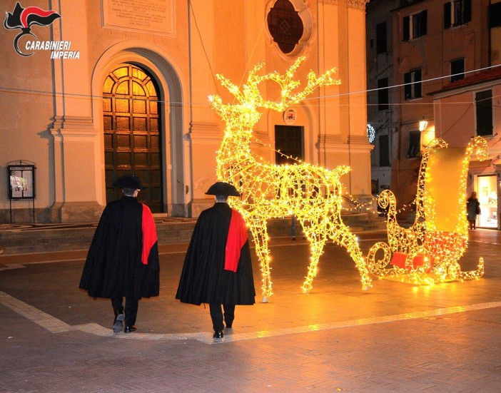 Carabinieri in grande uniforme per le vie del centro di Imperia