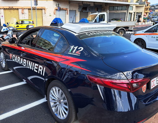 Imperia: tenta di rubare le mance al 'Bar 11', 37enne arrestato dai Carabinieri Imperia: tenta di rubare le mance al 'Bar 11', 37enne arrestato dai Carabinieri
