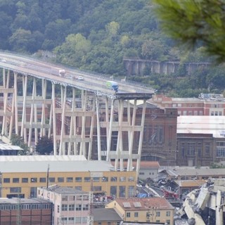 Crollo del ponte sul Polcevera a Genova: il camion Basko ancora sul ciglio del baratro con il motore acceso (Foto e Video)