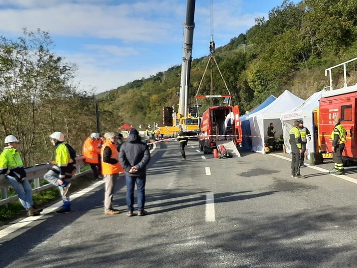 Nuovi movimenti sopra la A6 Savona-Torino ad Altare: autostrada chiusa per 10 minuti alle 14 Nuovi movimenti sopra la A6 Savona-Torino ad Altare: autostrada chiusa per 10 minuti alle 14