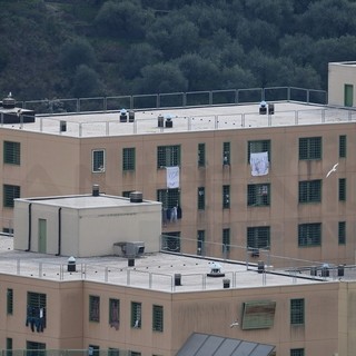 Ferragosto 'incandescente' al carcere di Sanremo: detenuto tenta di aggredire un agente con un vetro rotto