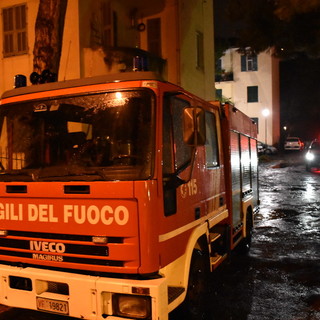 Doppio intervento nella notte per i Vigili del Fuoco: sfiamma un quadro elettrico a Sanremo e bruciano alberi a Imperia