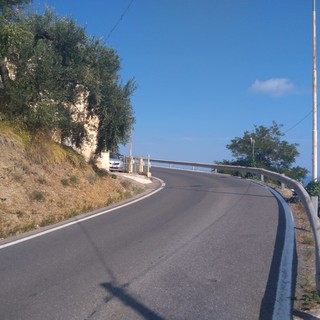 Una delle curve 'cieche' sulla strada per Cipressa