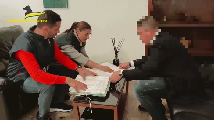 Imperia, circuiscono una novantenne: indagati avvocato, notaio, medico e nipote (Foto e Video) Imperia, circuiscono una novantenne: indagati avvocato, notaio, medico e nipote (Foto e Video)