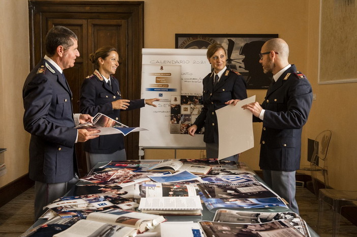 Il calendario 2021 della Polizia di Stato quest'anno vedrà il sostegno dell'emergenza Coronavirus Il calendario 2021 della Polizia di Stato quest'anno vedrà il sostegno dell'emergenza Coronavirus