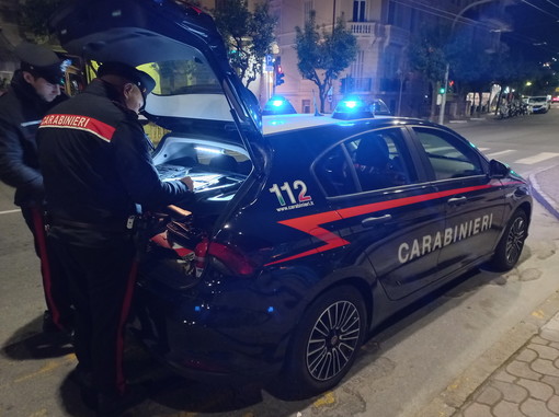 Aveva estorto denaro a titolari e dipendenti di una catena di locali anche a Diano Marina: arrestato dai Carabinieri