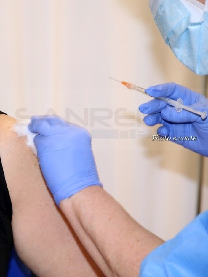 Covid, parte la campagna vaccinale: già 7 mila prenotazioni in pochi giorni