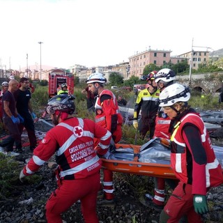 Crollo del ponte in Val Polcevera: sono 9 i feriti ancora in gravi condizioni, si continua a scavare (Foto e Video)
